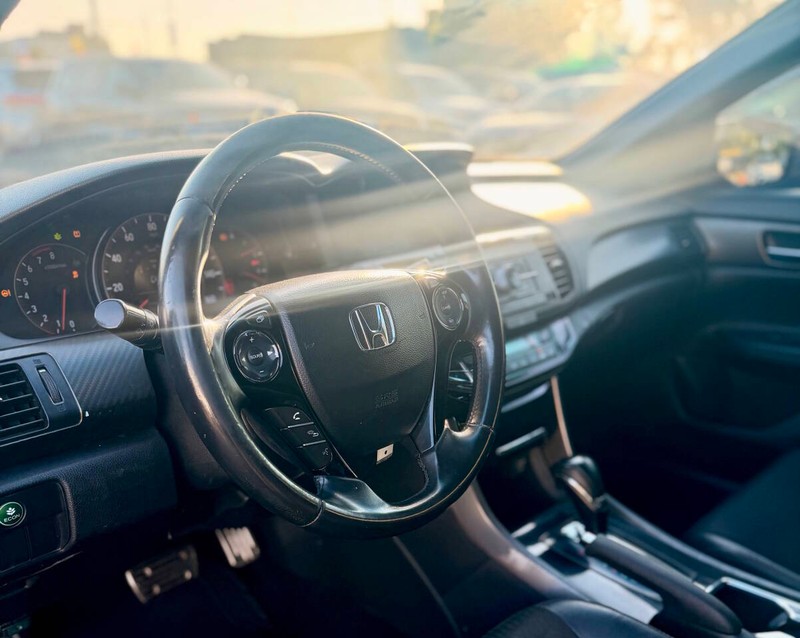 Honda Accord Sedan Vehicle Full-screen Gallery Image 06