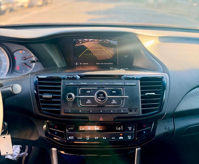 Honda Accord Sedan Vehicle Full-screen Gallery Image 08