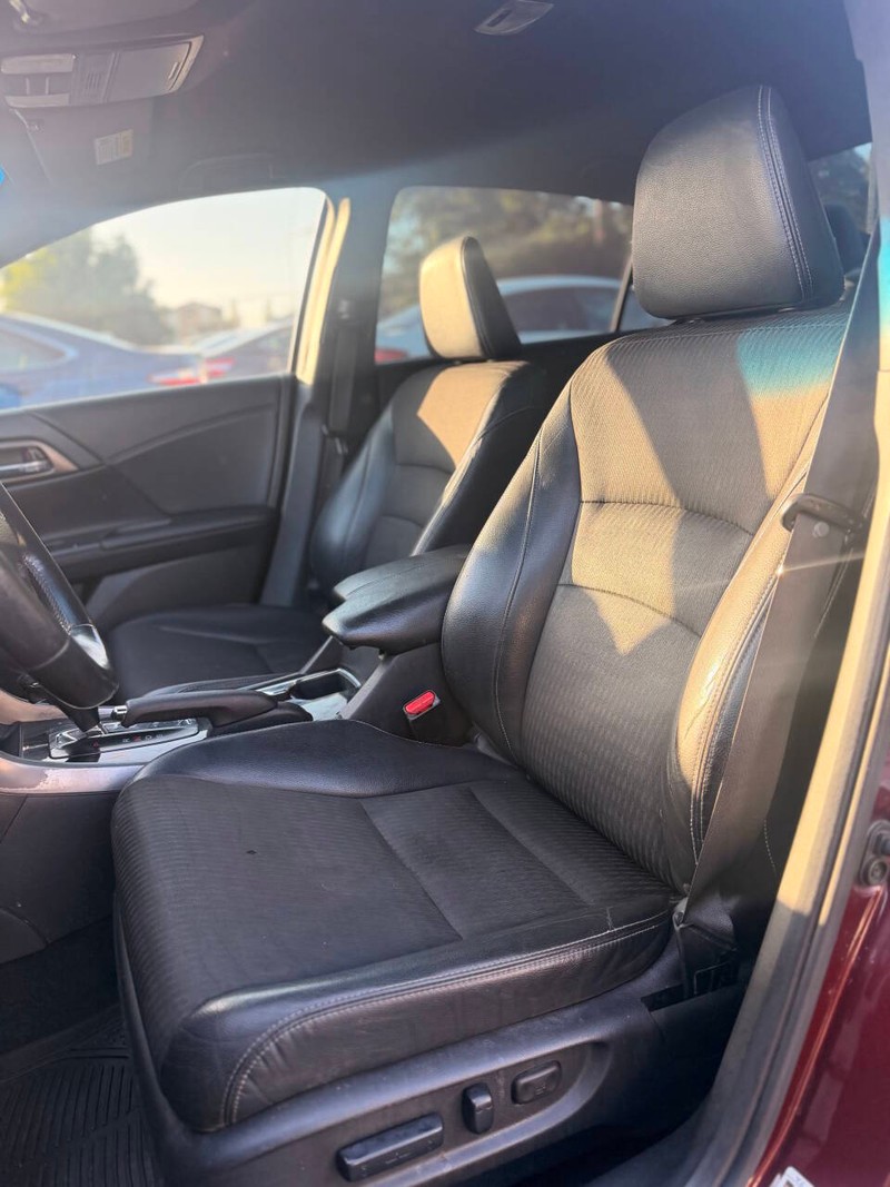 Honda Accord Sedan Vehicle Full-screen Gallery Image 09