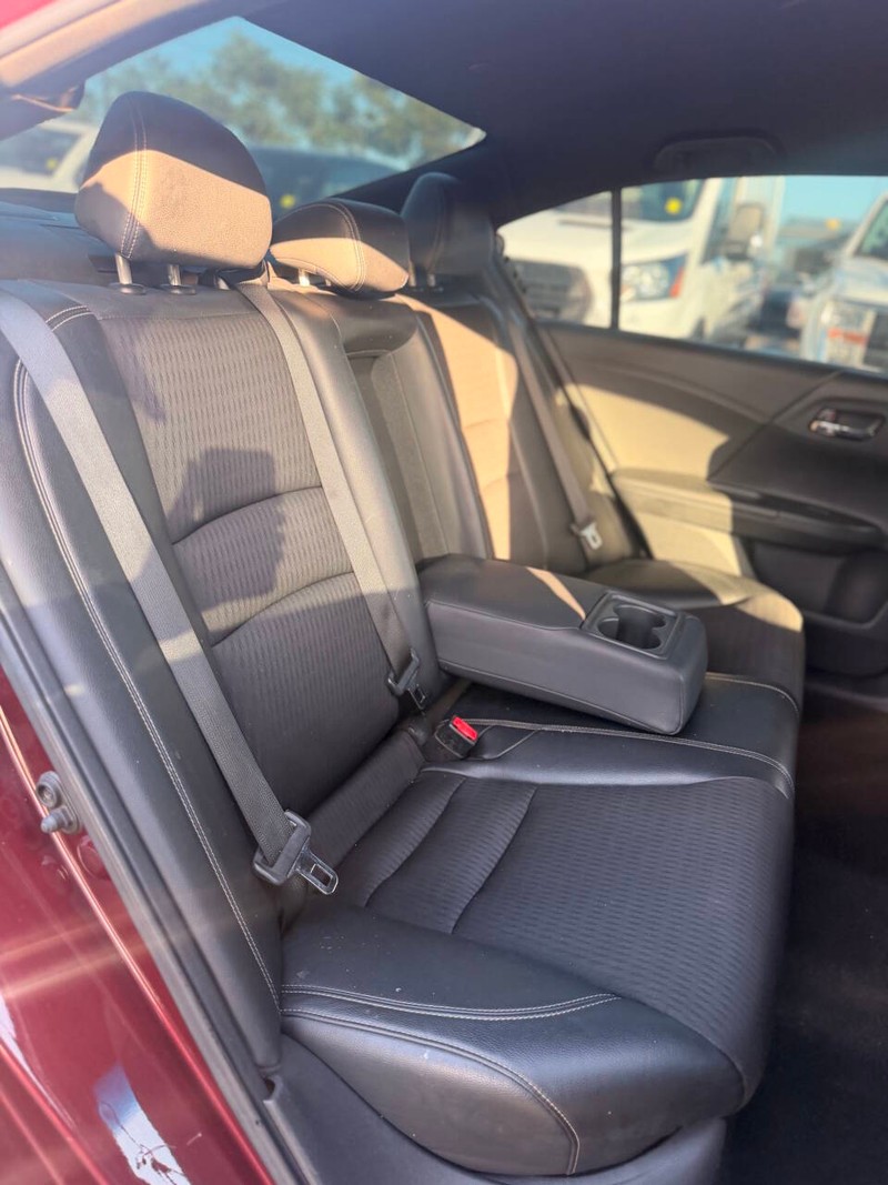 Honda Accord Sedan Vehicle Full-screen Gallery Image 11