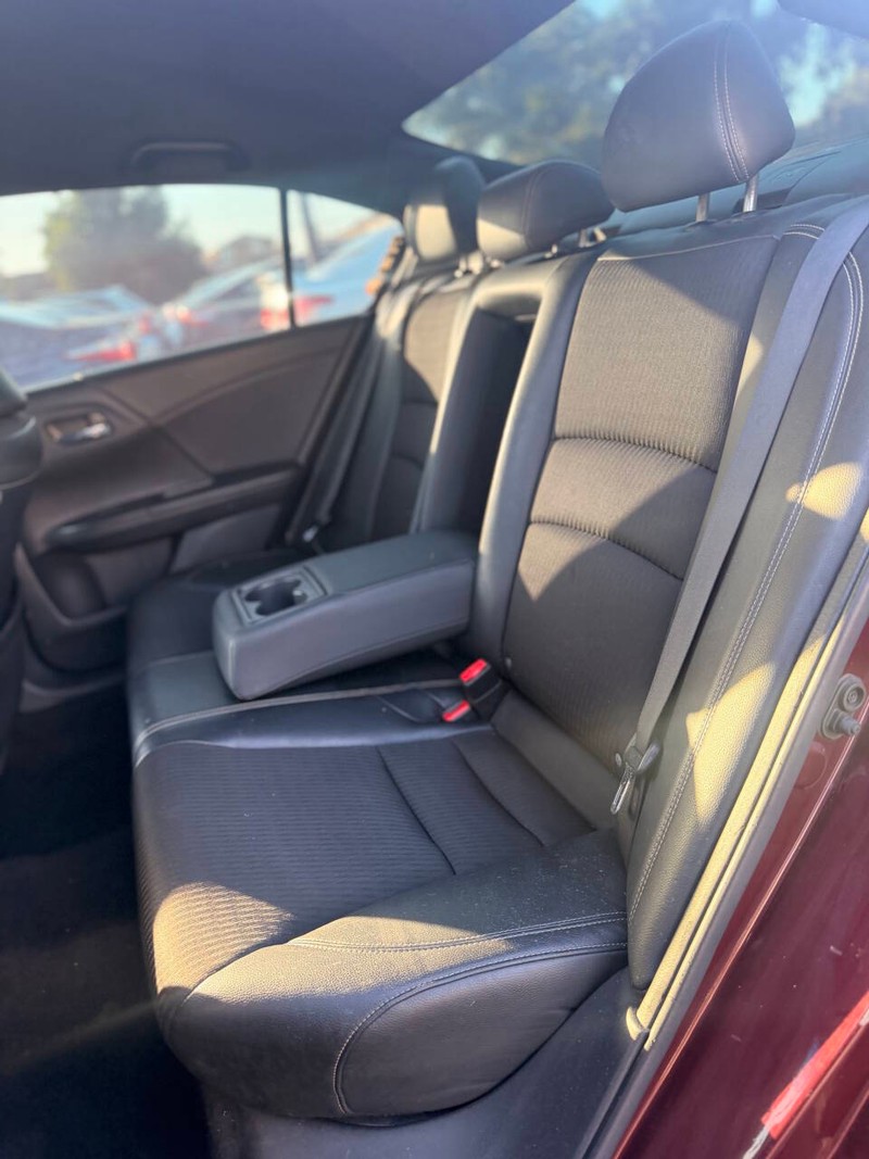 Honda Accord Sedan Vehicle Full-screen Gallery Image 12