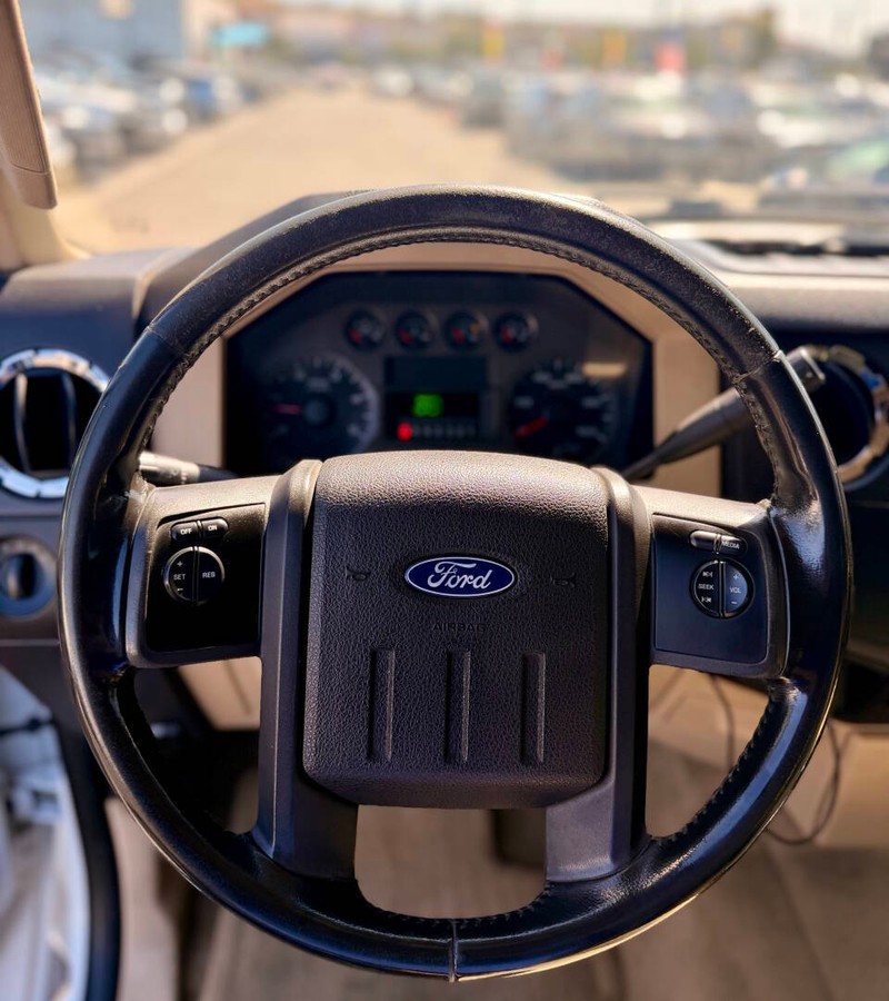 Ford Super Duty F-450 DRW Vehicle Full-screen Gallery Image 09