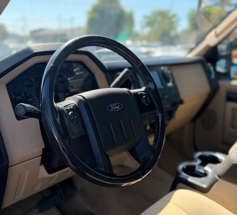 Ford Super Duty F-450 DRW Vehicle Full-screen Gallery Image 10