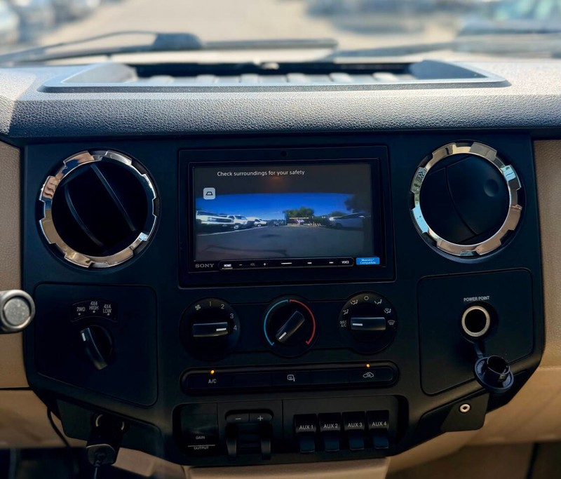 Ford Super Duty F-450 DRW Vehicle Full-screen Gallery Image 11