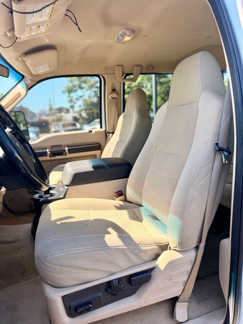 Ford Super Duty F-450 DRW Vehicle Full-screen Gallery Image 12