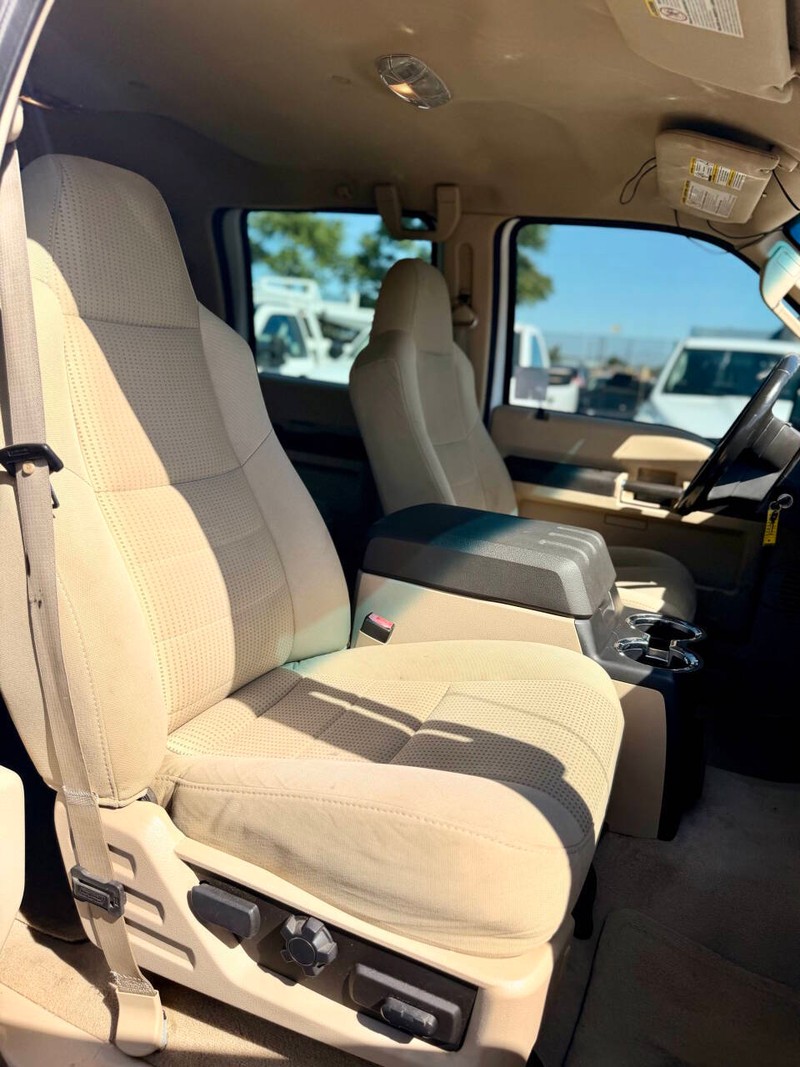 Ford Super Duty F-450 DRW Vehicle Full-screen Gallery Image 13