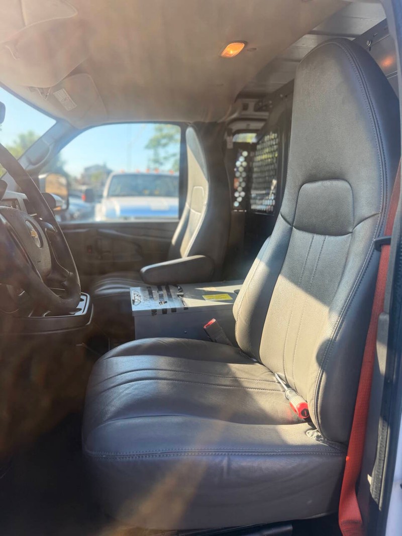 Chevrolet Express Cargo Van Vehicle Full-screen Gallery Image 11