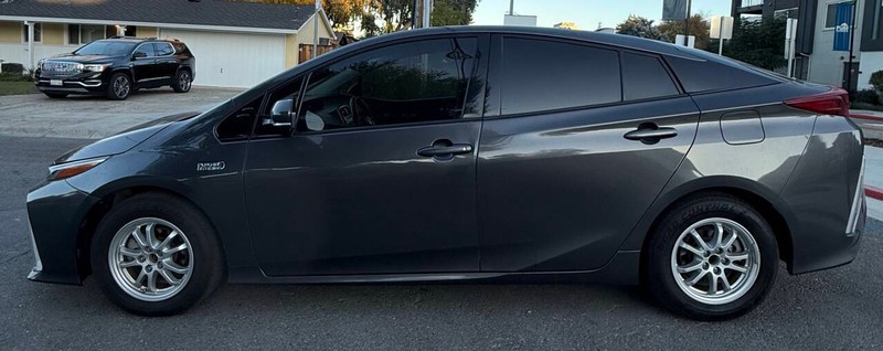 Toyota Prius Prime Vehicle Full-screen Gallery Image 04