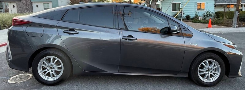 Toyota Prius Prime Vehicle Full-screen Gallery Image 05
