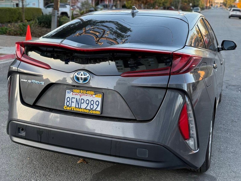 Toyota Prius Prime Vehicle Full-screen Gallery Image 06