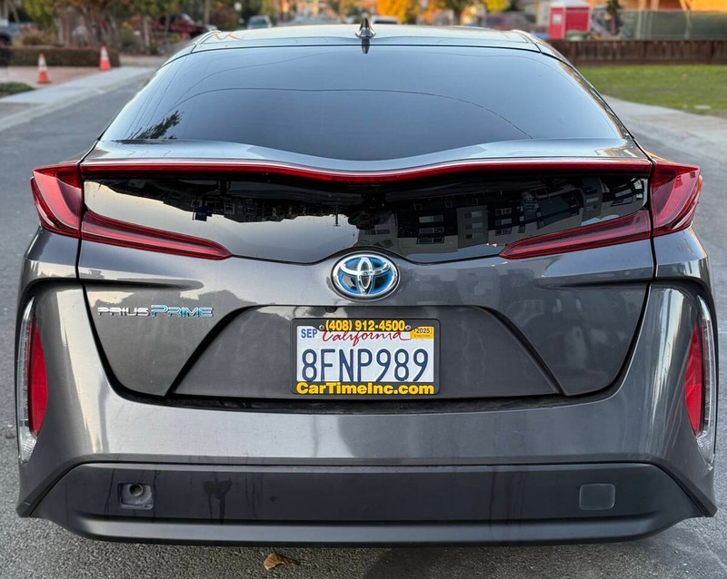 Toyota Prius Prime Vehicle Full-screen Gallery Image 07