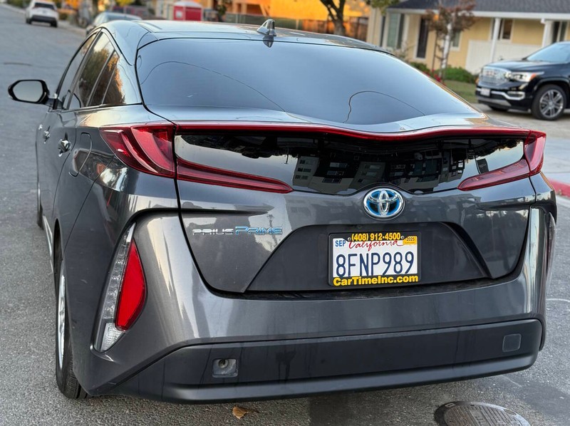 Toyota Prius Prime Vehicle Full-screen Gallery Image 08