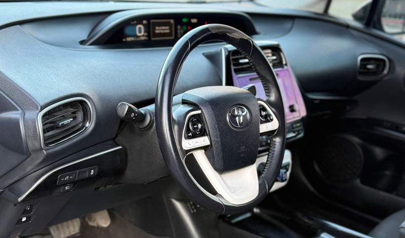 Toyota Prius Prime Vehicle Full-screen Gallery Image 09