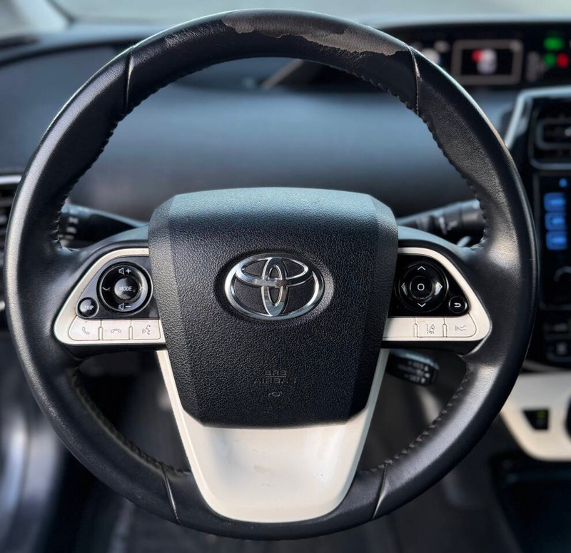 Toyota Prius Prime Vehicle Full-screen Gallery Image 10