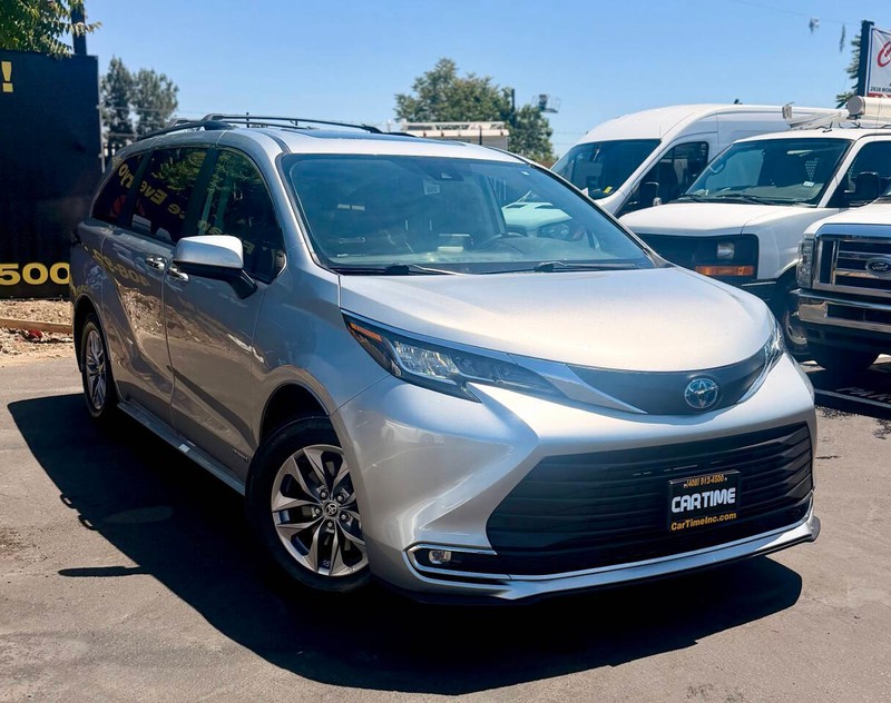 Toyota Sienna Vehicle Full-screen Gallery Image 03