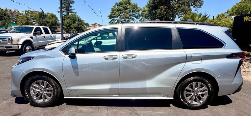 Toyota Sienna Vehicle Full-screen Gallery Image 06