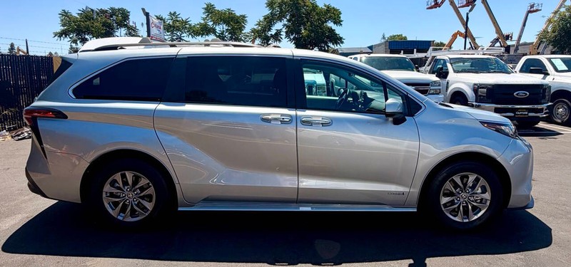 Toyota Sienna Vehicle Full-screen Gallery Image 08
