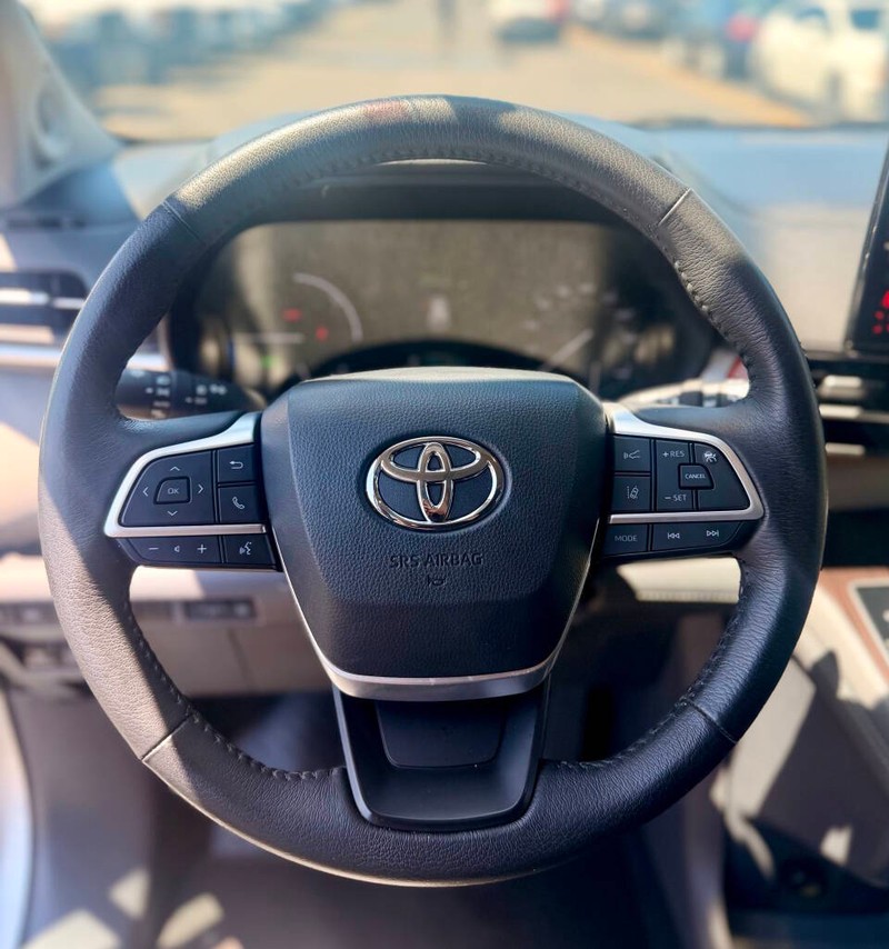Toyota Sienna Vehicle Full-screen Gallery Image 09