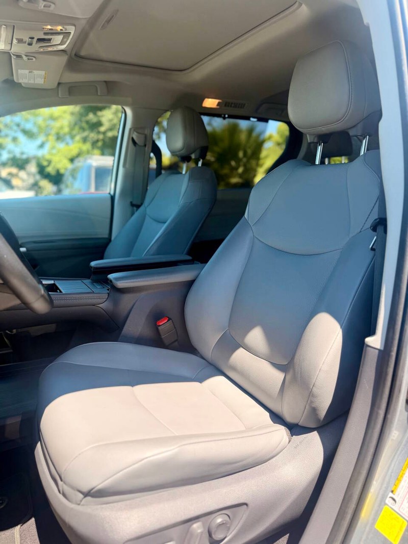 Toyota Sienna Vehicle Full-screen Gallery Image 12
