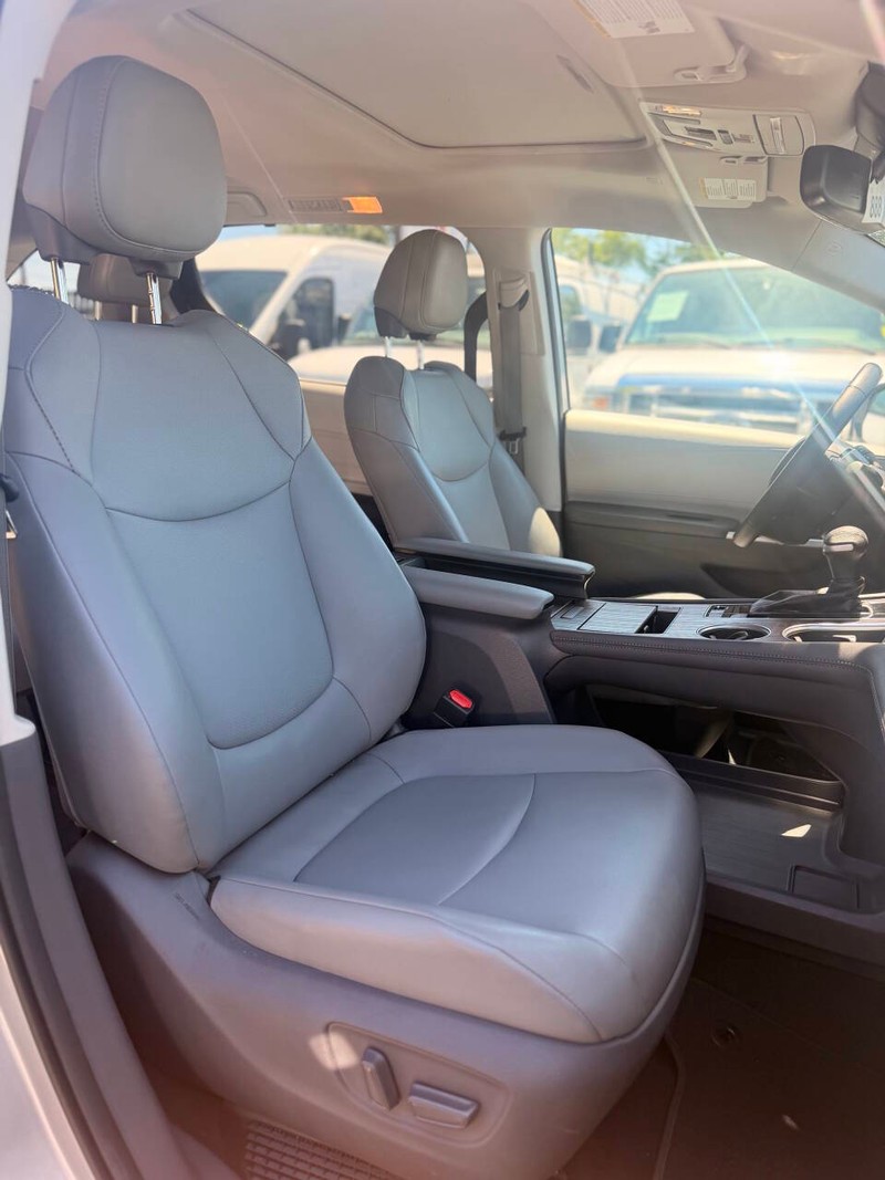 Toyota Sienna Vehicle Full-screen Gallery Image 13
