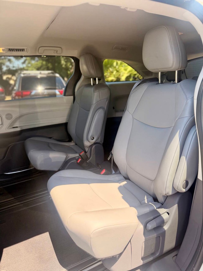 Toyota Sienna Vehicle Full-screen Gallery Image 14