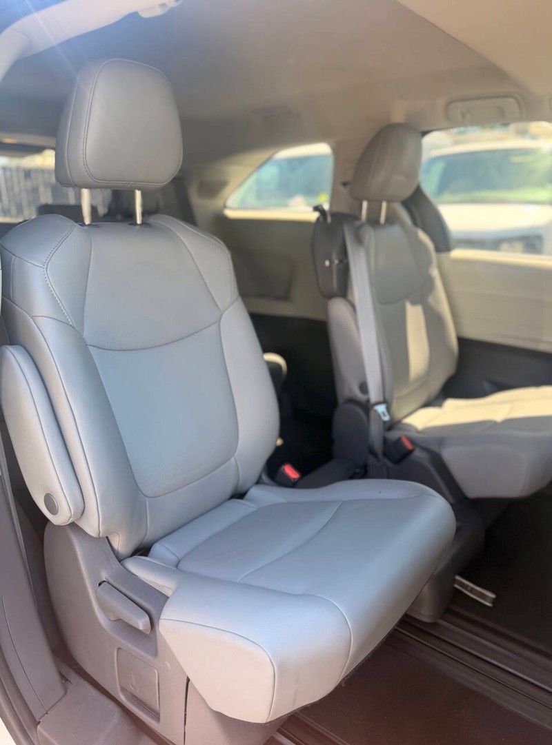 Toyota Sienna Vehicle Full-screen Gallery Image 15