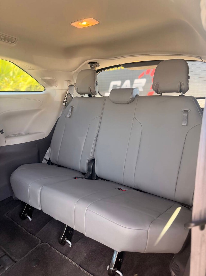 Toyota Sienna Vehicle Full-screen Gallery Image 16