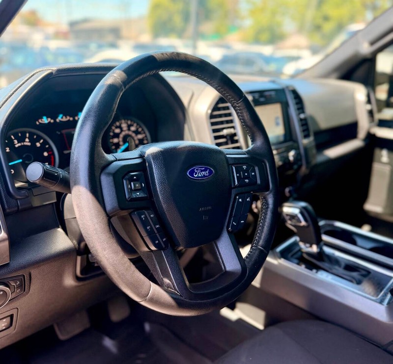 Ford F-150 Vehicle Full-screen Gallery Image 09
