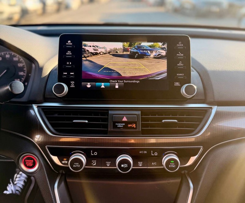 Honda Accord Sedan Vehicle Full-screen Gallery Image 10