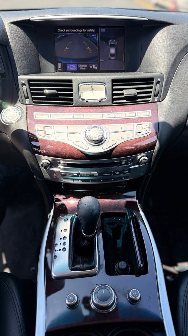 INFINITI Q70 Vehicle Full-screen Gallery Image 11