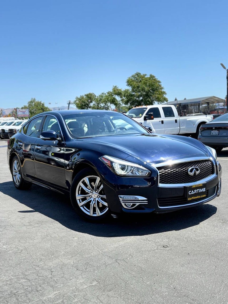 INFINITI Q70 Vehicle Full-screen Gallery Image 02