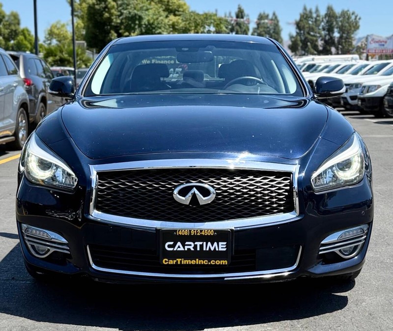 INFINITI Q70 Vehicle Full-screen Gallery Image 03