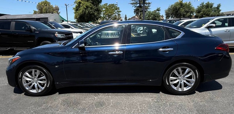 INFINITI Q70 Vehicle Full-screen Gallery Image 04
