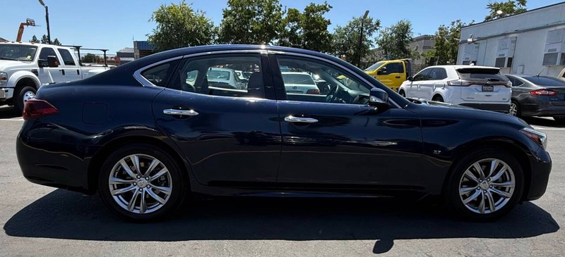 INFINITI Q70 Vehicle Full-screen Gallery Image 05
