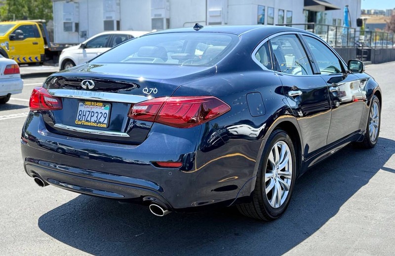 INFINITI Q70 Vehicle Full-screen Gallery Image 06