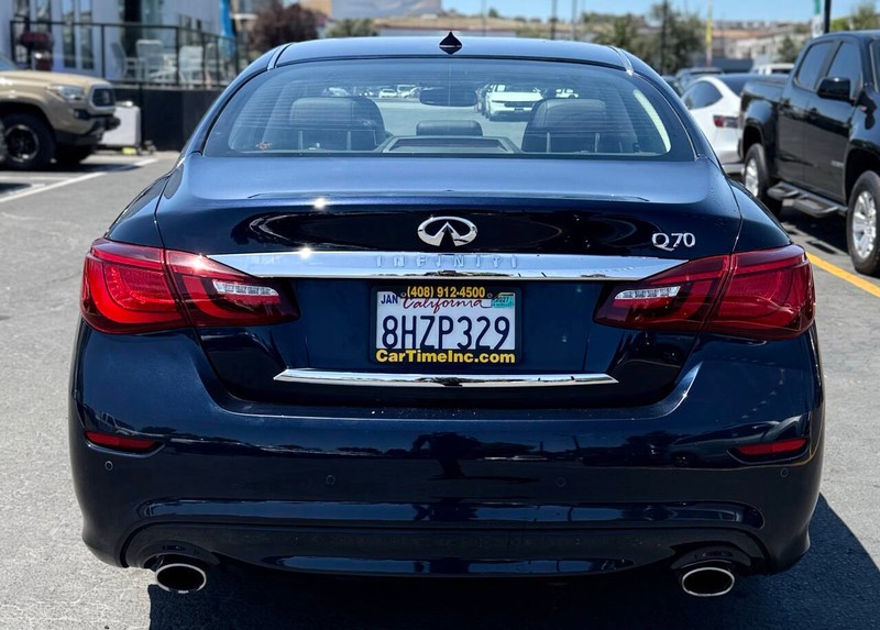 INFINITI Q70 Vehicle Full-screen Gallery Image 07