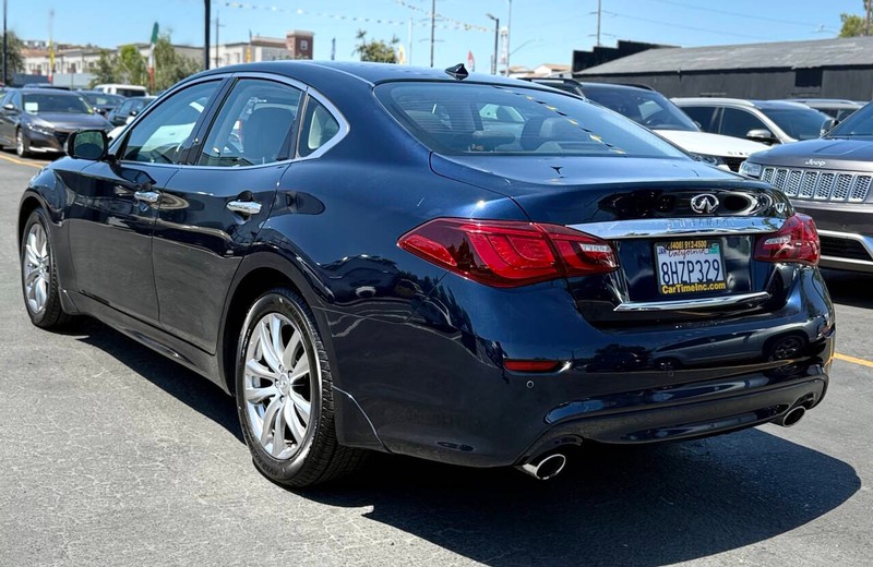 INFINITI Q70 Vehicle Full-screen Gallery Image 08