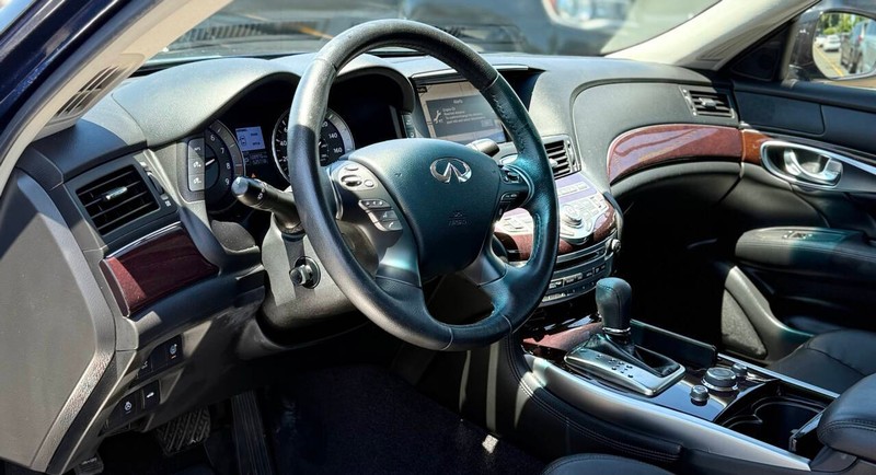 INFINITI Q70 Vehicle Full-screen Gallery Image 09