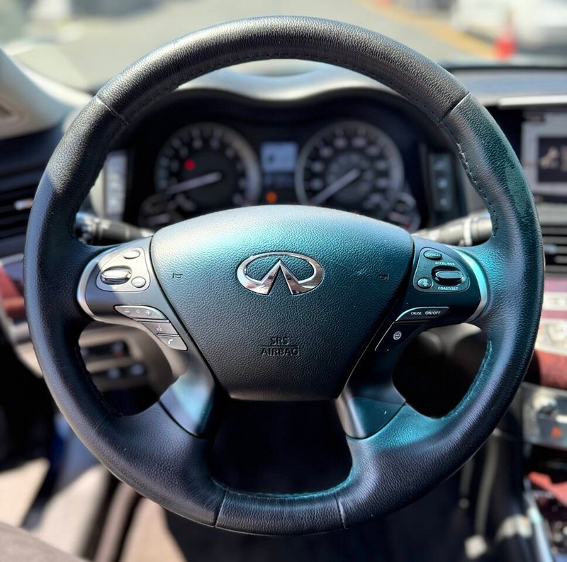 INFINITI Q70 Vehicle Full-screen Gallery Image 10