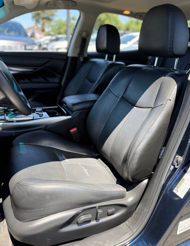 INFINITI Q70 Vehicle Full-screen Gallery Image 12