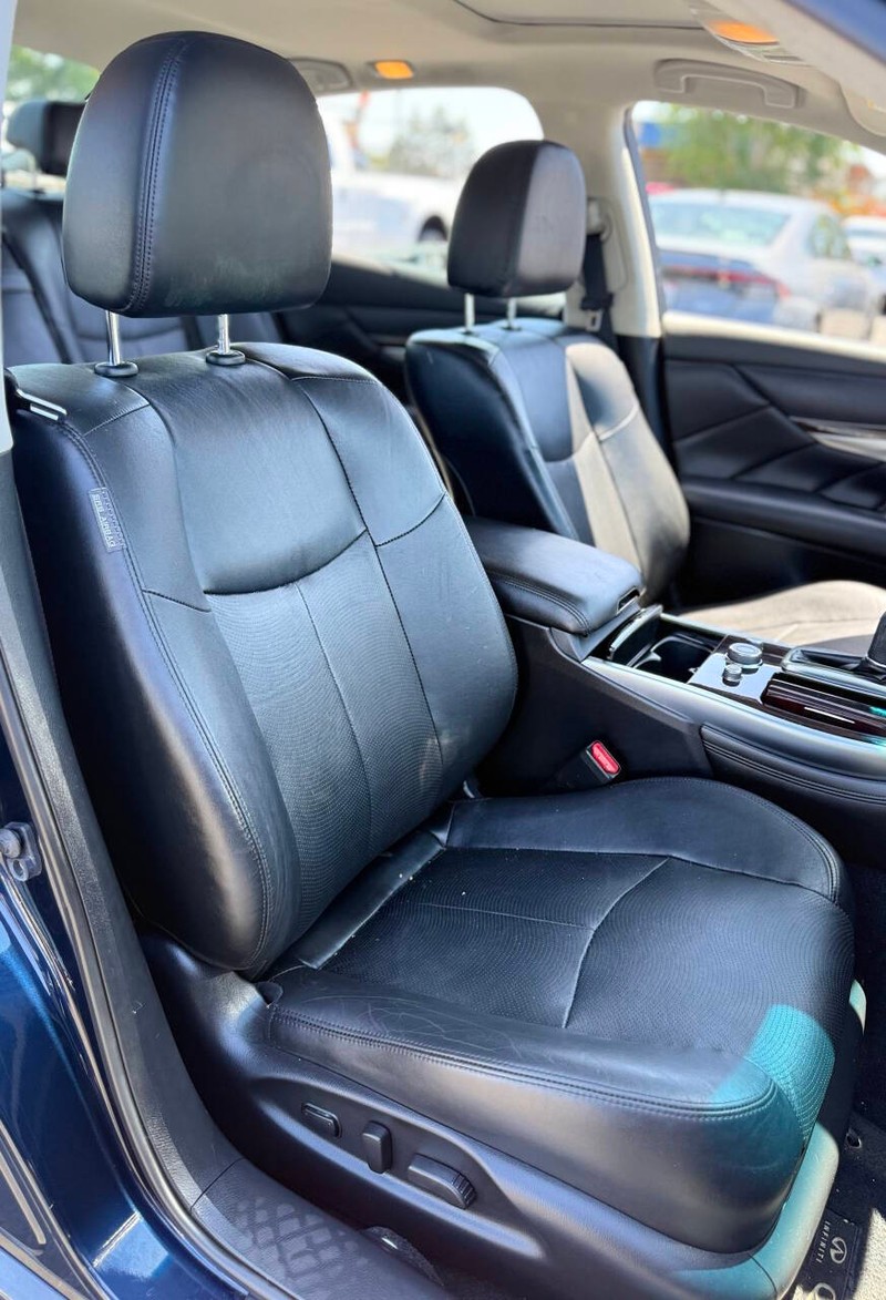INFINITI Q70 Vehicle Full-screen Gallery Image 13