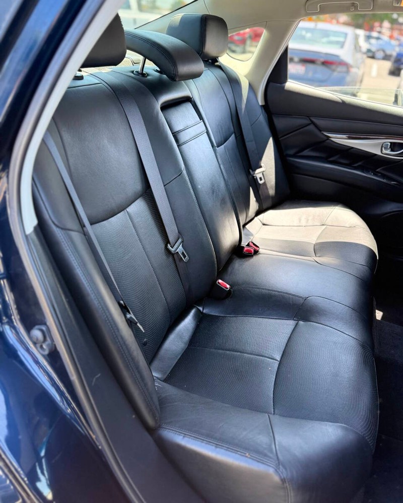INFINITI Q70 Vehicle Full-screen Gallery Image 14