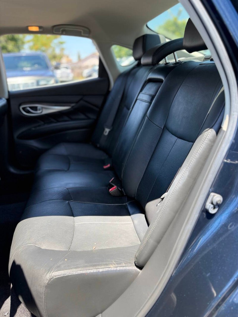 INFINITI Q70 Vehicle Full-screen Gallery Image 15