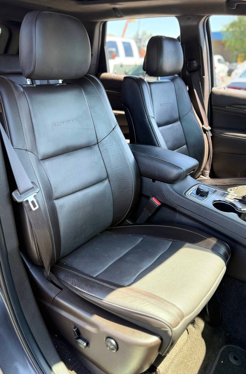 Jeep Grand Cherokee Vehicle Full-screen Gallery Image 12