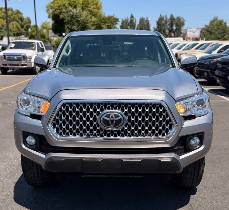 Toyota Tacoma 4WD Vehicle Full-screen Gallery Image 02