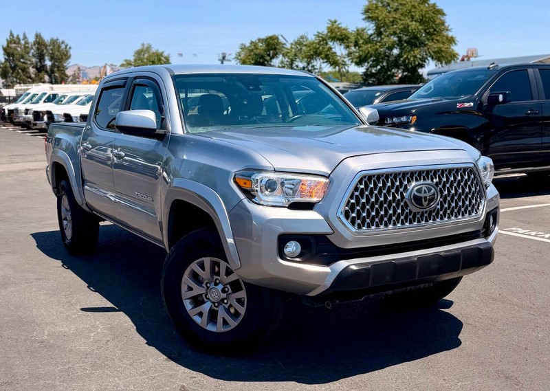 Toyota Tacoma 4WD Vehicle Full-screen Gallery Image 03