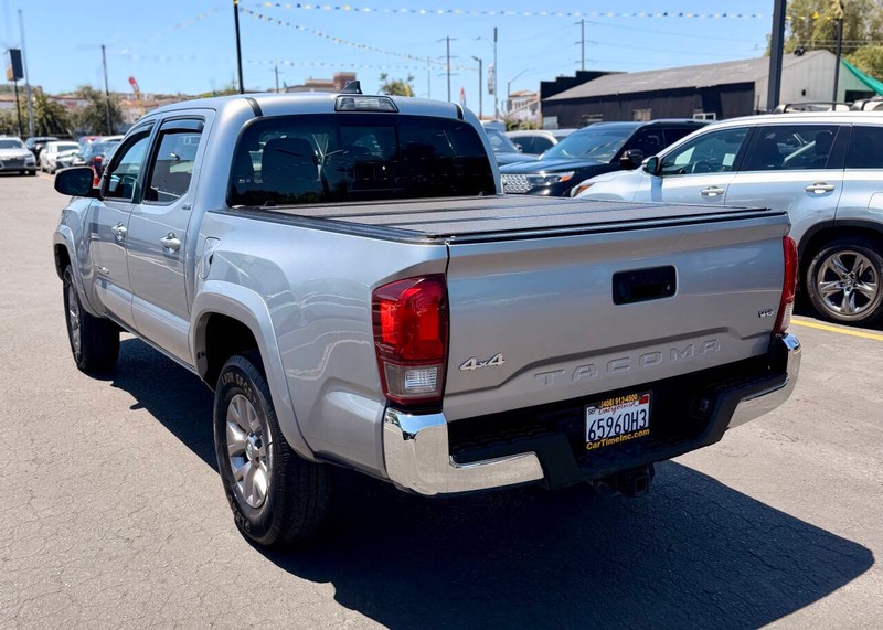 Toyota Tacoma 4WD Vehicle Full-screen Gallery Image 04