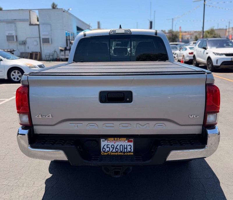 Toyota Tacoma 4WD Vehicle Full-screen Gallery Image 05