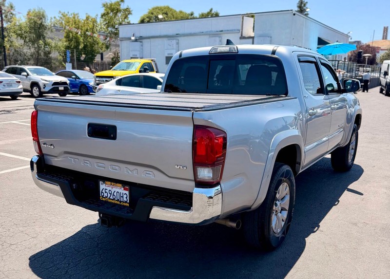 Toyota Tacoma 4WD Vehicle Full-screen Gallery Image 06
