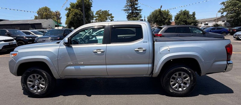 Toyota Tacoma 4WD Vehicle Full-screen Gallery Image 07